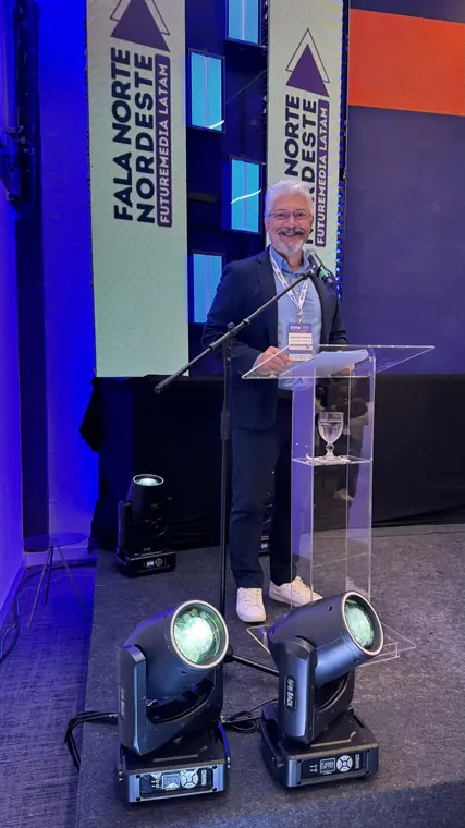Condução de evento em grande palco